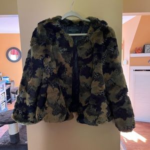 Donna Saylers Fabulous Furs